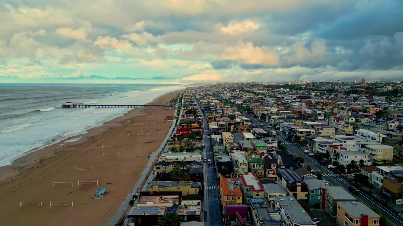 캘리포니아 의 구름 은 날 에 맨해튼 해변 에서 돌고 있는 물결 의 공중 사진
