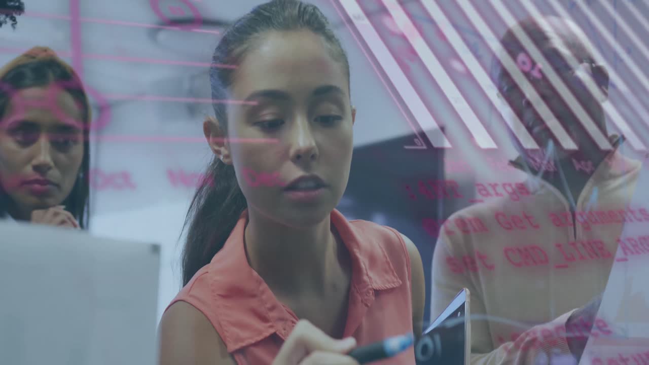 animación del procesamiento de datos financieros sobre diversas personas de negocios en la oficina