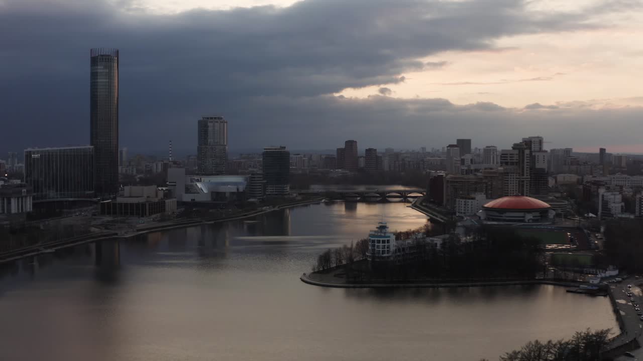 Paesaggio urbano al tramonto con fiume ed edifici
