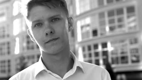 retrato de un joven en un entorno urbano