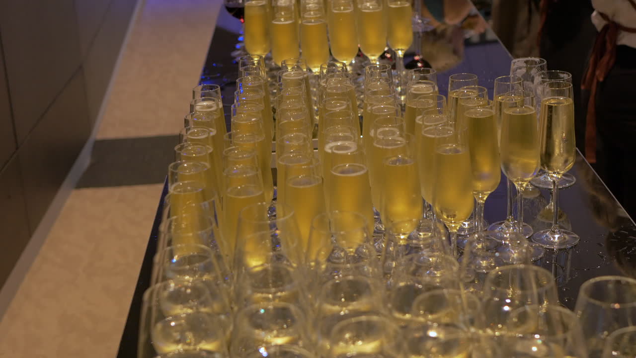 File di bicchieri da vino e champagne a un evento