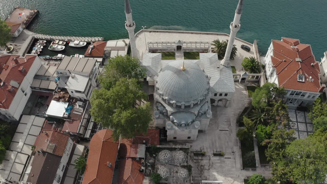 İstanbul'daki Beylerbeyi Camii'nin havadan görünümü.