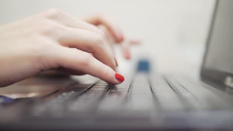 las manos de la mujer escribiendo en la computadora. vista de primer plano