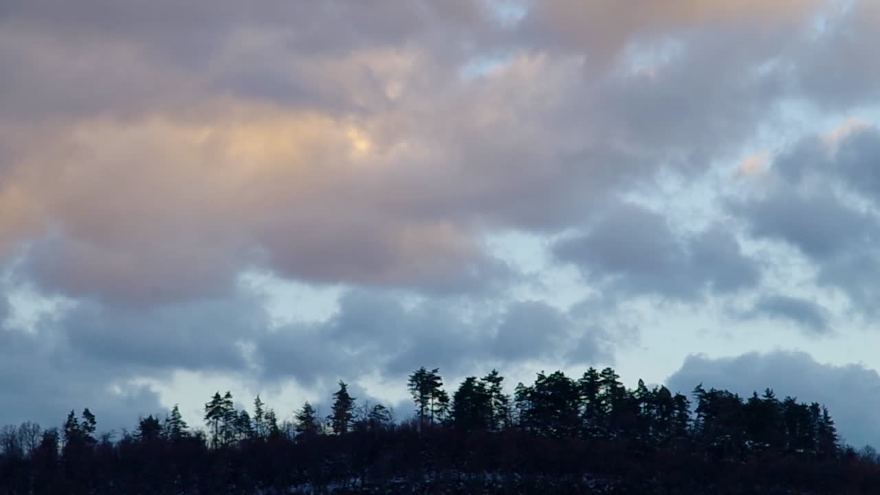 구름은 빠르게 움직입니다. 시간 경과