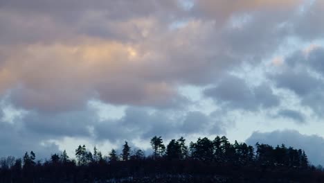 las nubes se mueven rápido. lapso de tiempo