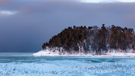 Lapso-De-Tiempo-De-Las-Nubes-De-Nieve-Con-Efecto-Lago-Sobre-El-Lago-Superior-Al-Atardecer