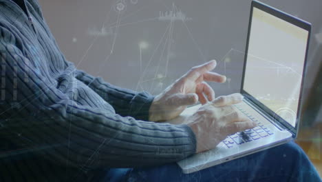 animación de conexiones sobre las manos de un hombre caucásico usando una computadora portátil con espacio de copia