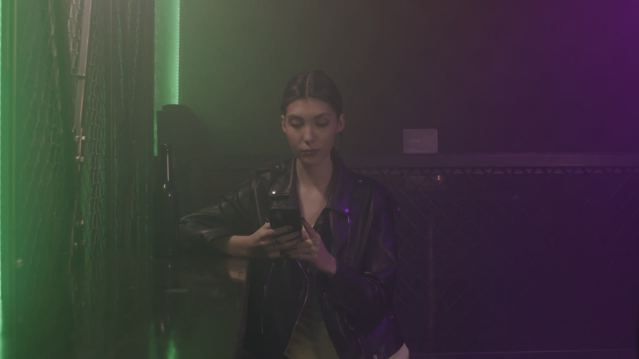 pareja de jóvenes amigos reunidos en la discoteca 1