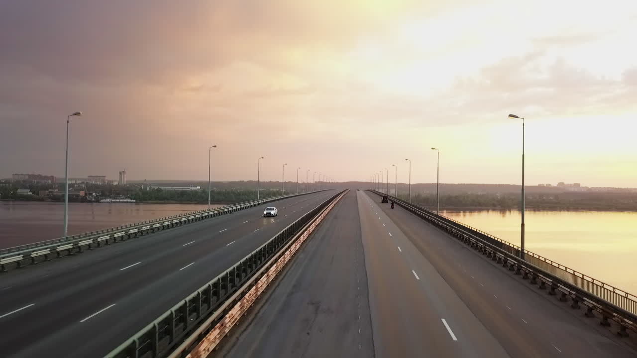 해가 지면 강을 가로지르는 다리