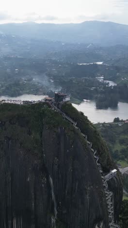 El-Peñon-De-Guatape,-Ein-Großer-Und-Einzigartiger-Felsen-Mit-Treppen-Und-Panoramablick-Per-Drohne