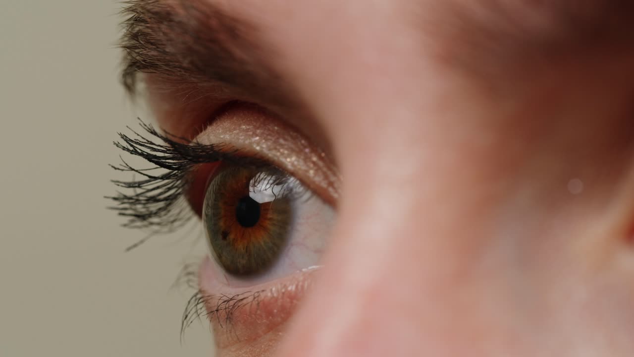 여자의 눈을 가까이