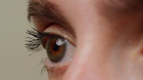primer plano del ojo de una mujer