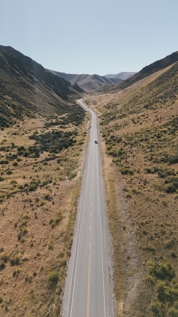 Vista aérea de una carretera serpenteante a través de un valle