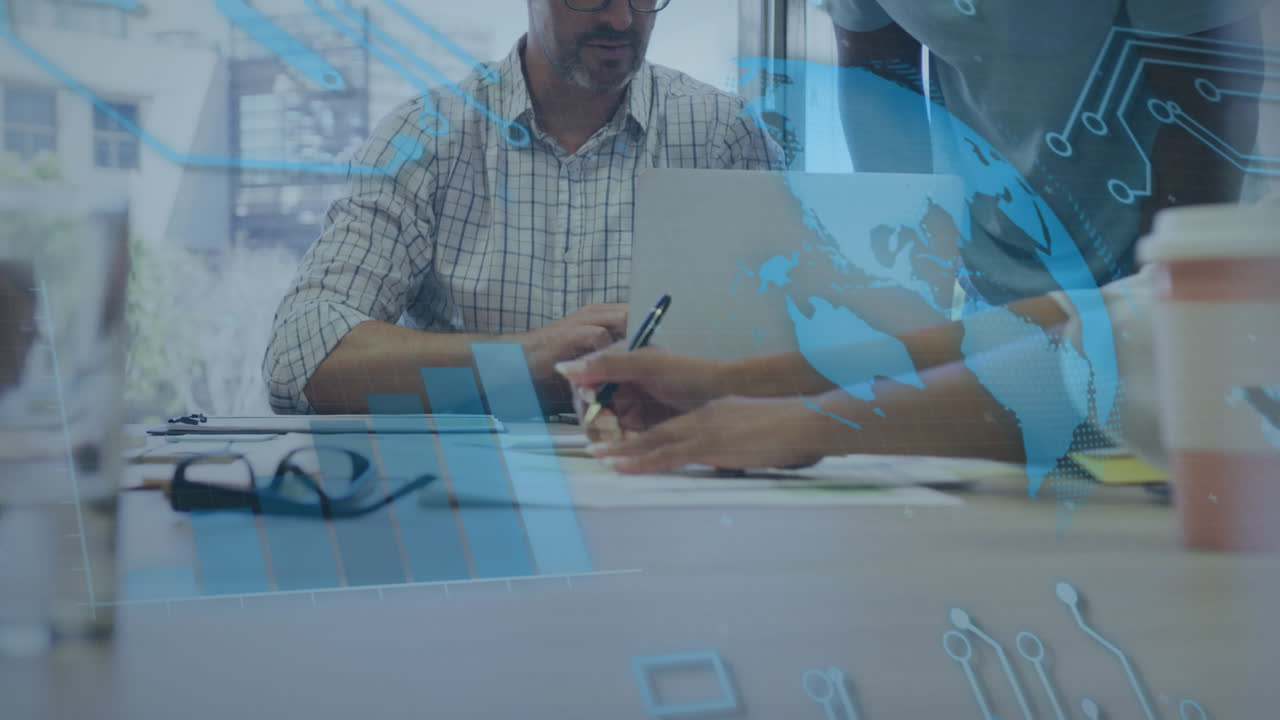 animación del procesamiento de datos financieros sobre diversas personas de negocios en la oficina