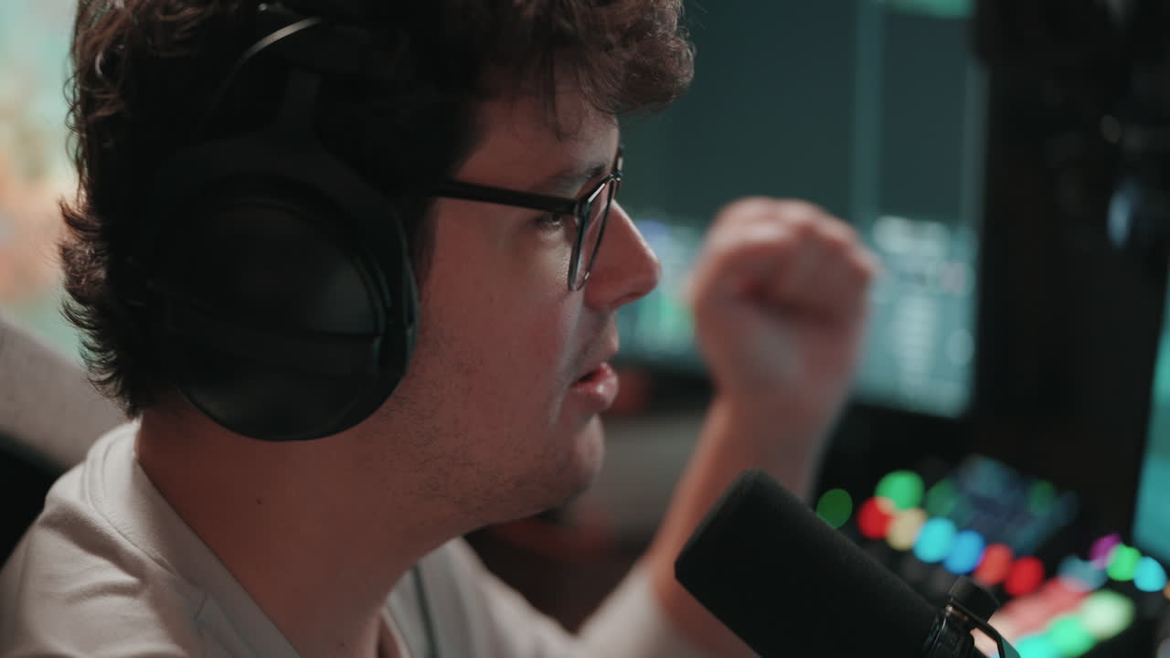 Uomo che registra musica in uno studio casalingo