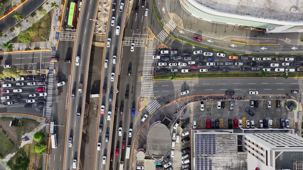 도미니카 공화국 산토 도미노 시내의 비는 도로