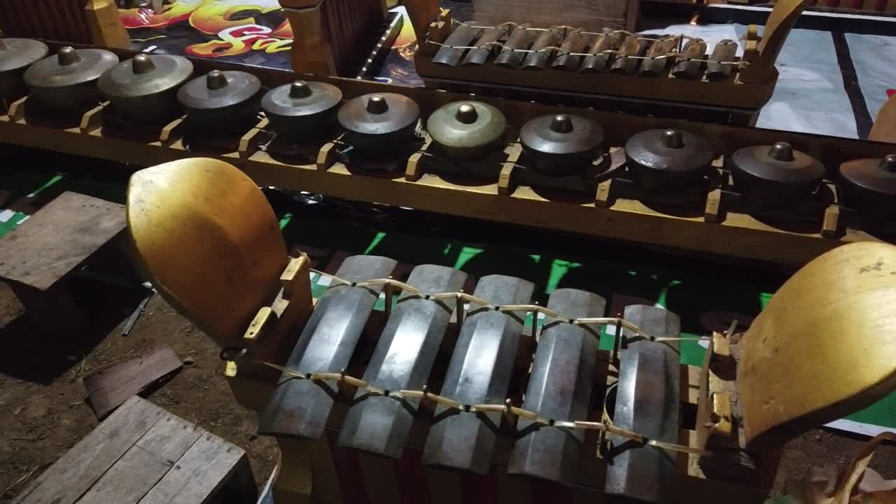 conjunto de música gamelan tradicional balinés exhibido por la noche instrumentos de percusión de bronce en el norte de bali, negara, regencia de jembrana