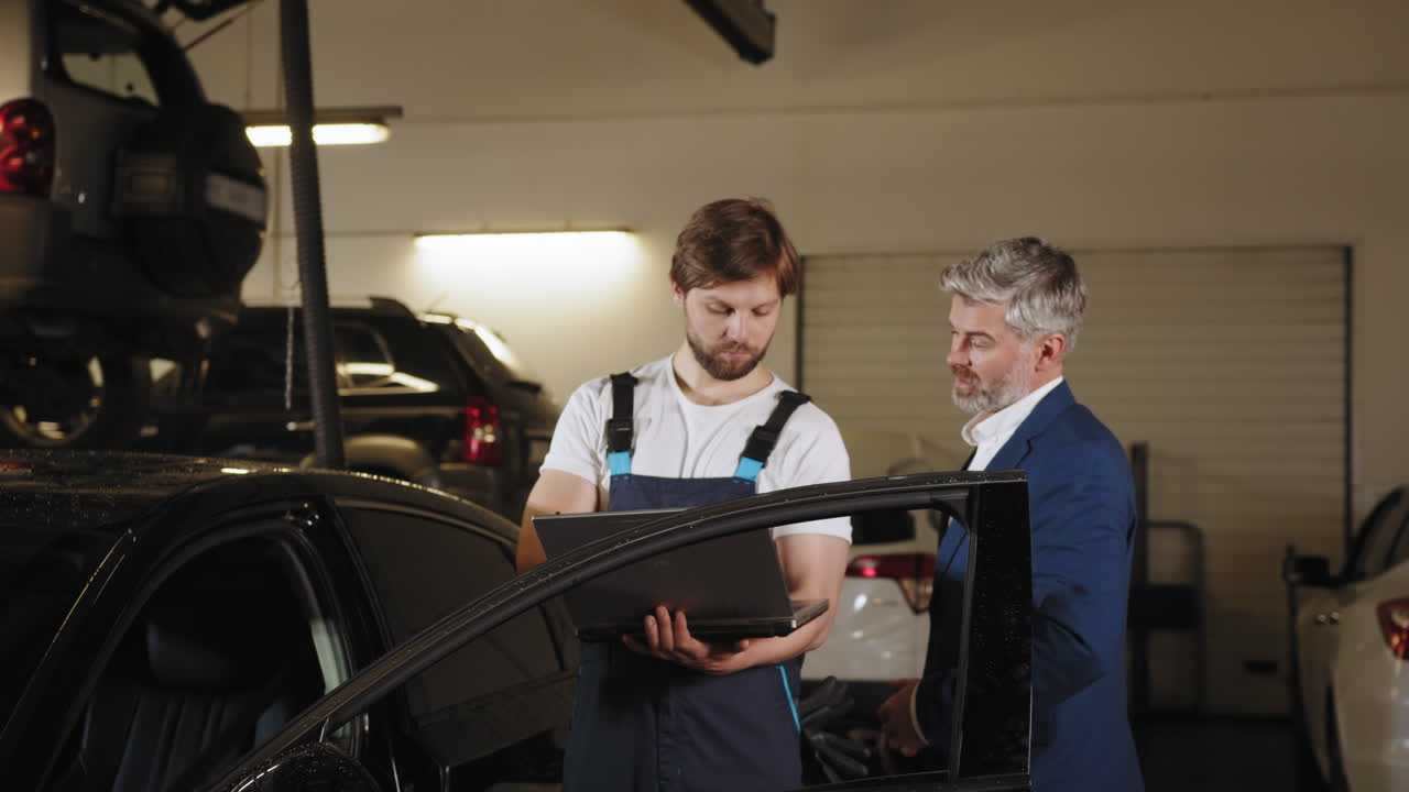 mecánico discutiendo la reparación de automóviles con el cliente