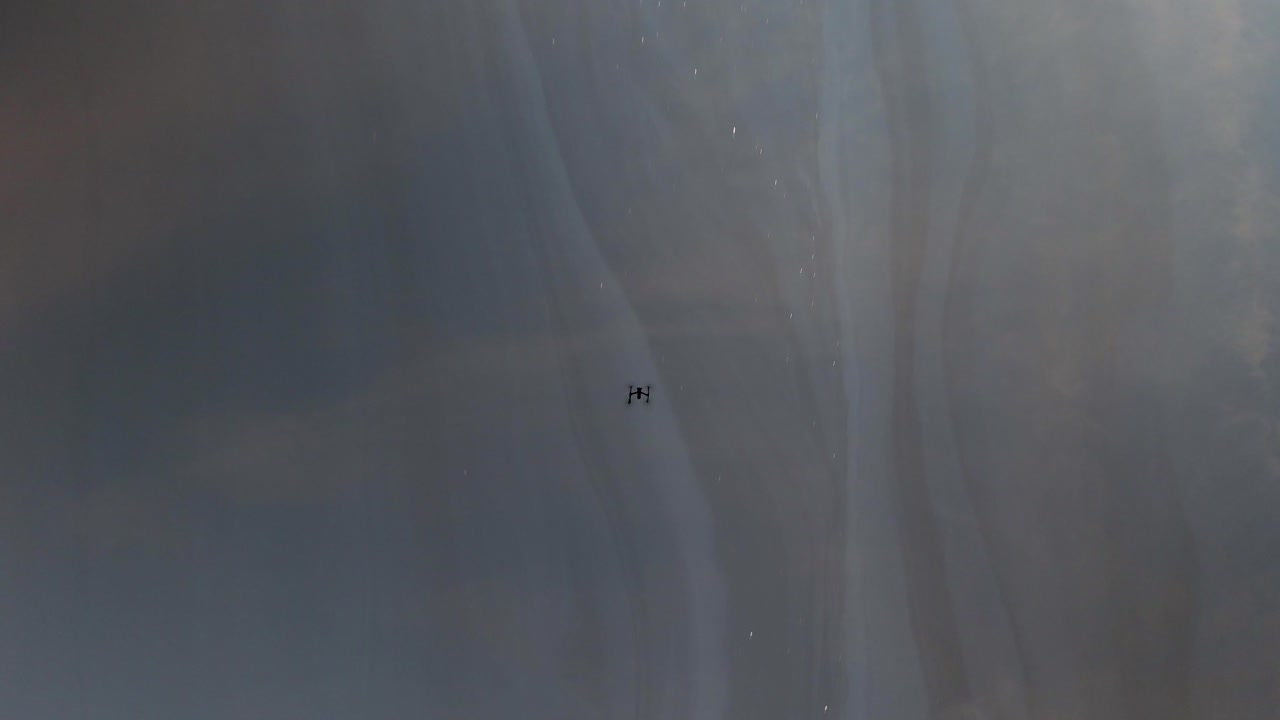 꽤 고요하고 내 드론의 반사를 포착한 호수 위로 내 인스파이어 2를 날립니다.