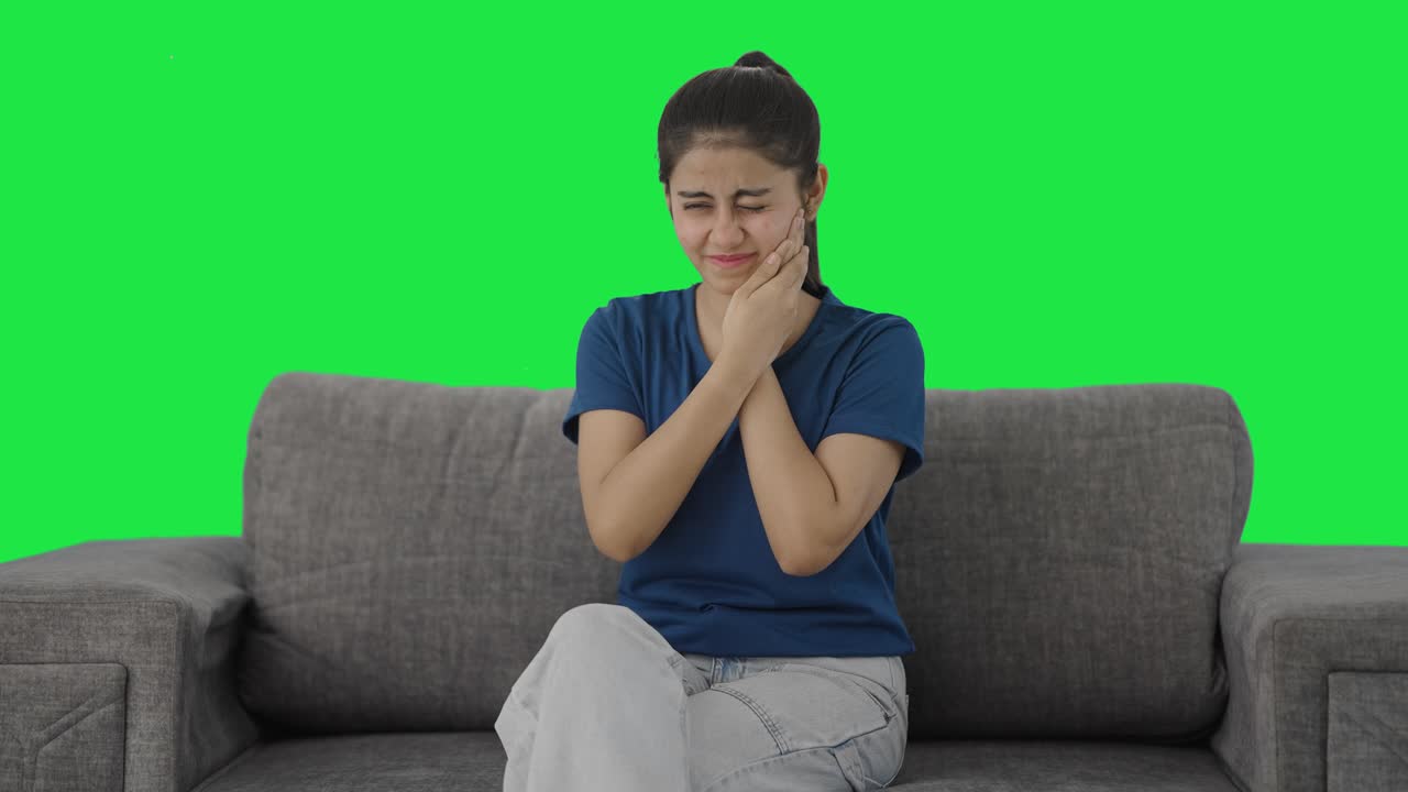 una adolescente india enferma con dolor de dientes pantalla verde