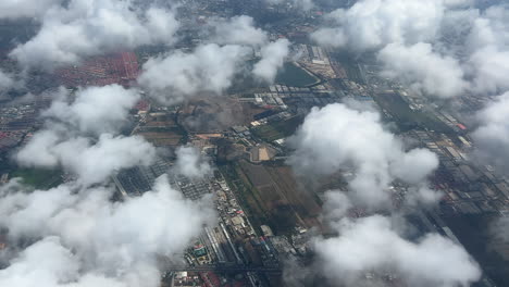 una vista aérea de las nubes y el paisaje urbano debajo de las nube