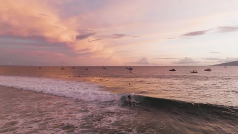 surfista atrapando una ola épica en hawaii durante