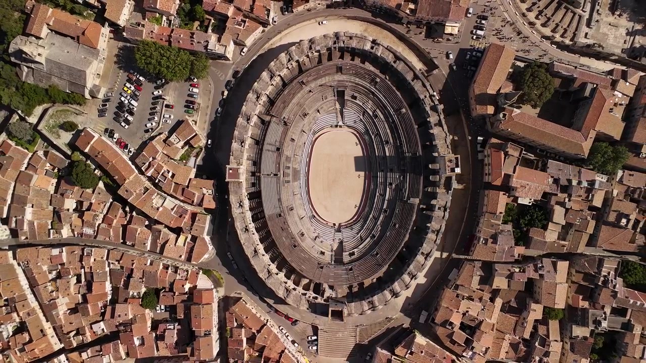 Anfiteatro romano di Arles, Francia, dall'alto: punto di riferimento del mondo antico, paesaggio dell'Europa medievale