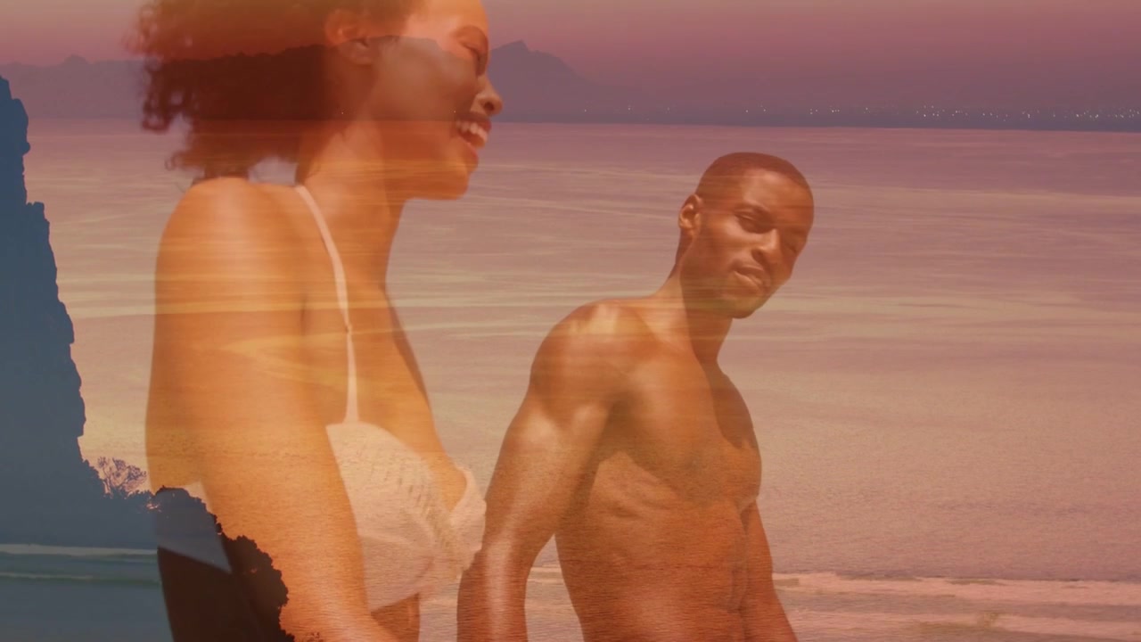 Câmera Recuando, Casal de Mãos Dadas Caminhando na Praia ao Pôr do Sol, com Sobreposição para Tema de Viagem