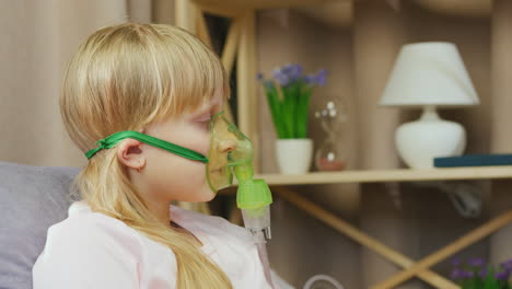 un niño enfermo usa un nebulizador