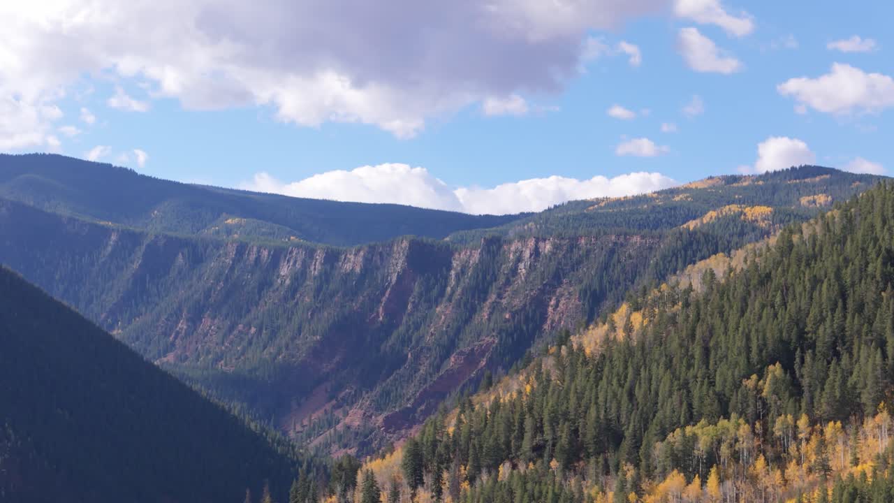 Drone con effetto parallasse delle montagne durante l'autunno, 70mm.