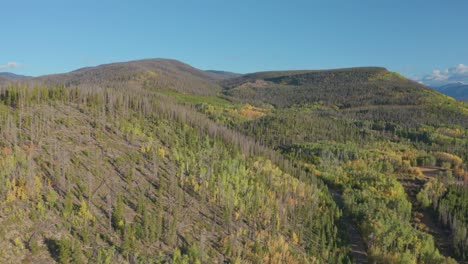 Early-morning-aerial-footage-in-Shadow-Mountain-Lake-in-Grand-Lake-Colorado-with-the-fall-colors-just-beginning