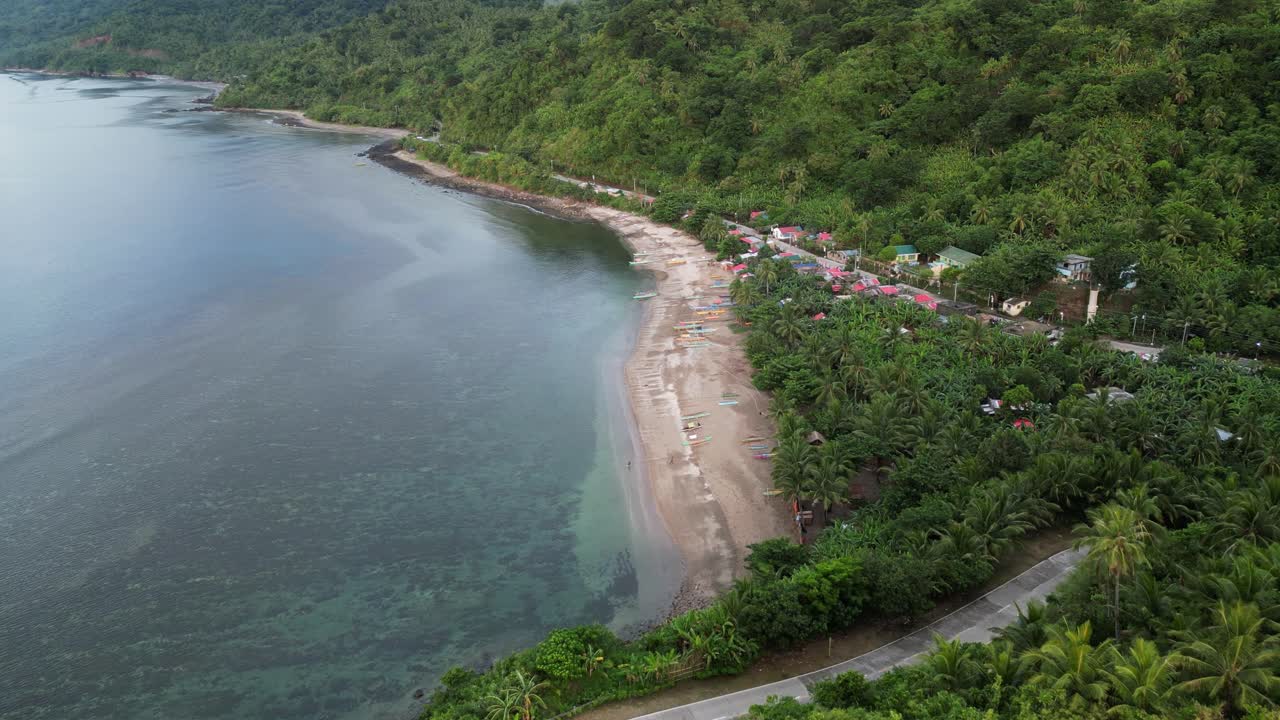 barcos y palmeras en la ciudad costera de san andrés en catanduanes, filipinas