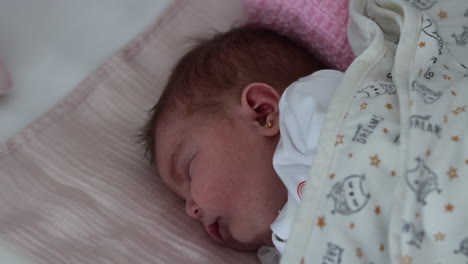 vista aérea de cerca de una niña pequeña durmiendo pacíficamente bajo una manta