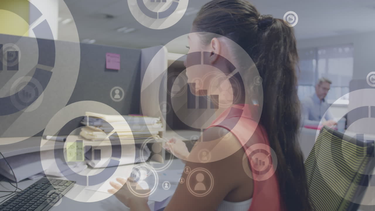 animación del procesamiento de datos financieros sobre una mujer de negocios biracial usando computadora