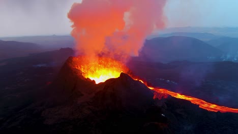 niesamowita nocna antena drona przedstawiająca dramatyczną erupcję wulkanu fagradalsfjall na półwyspie reykjanes na islandii