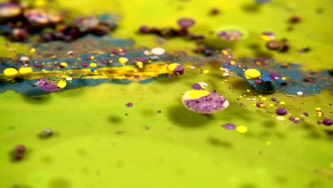 abstractas burbujas de acrílico colorido y pintura alimentaria en el agua