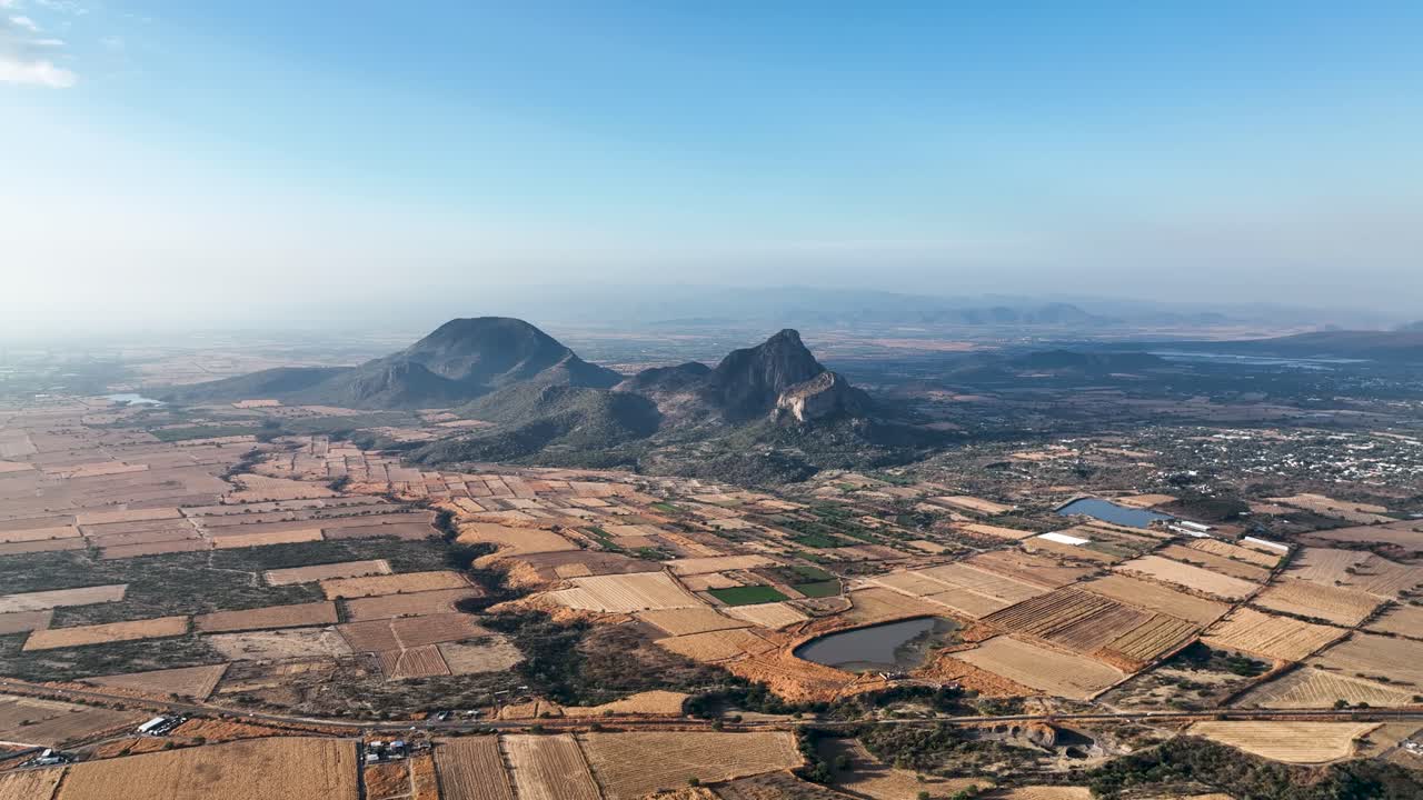 Paesaggio montano della Valle di Morelos in Messico, ripresa aerea con drone che mostra la natura con spazio per testo nel cielo blu.