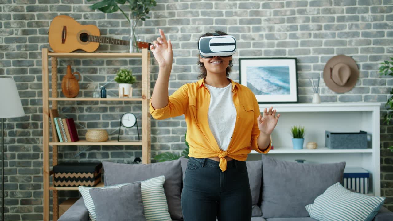 mujer experimentando la realidad virtual en casa