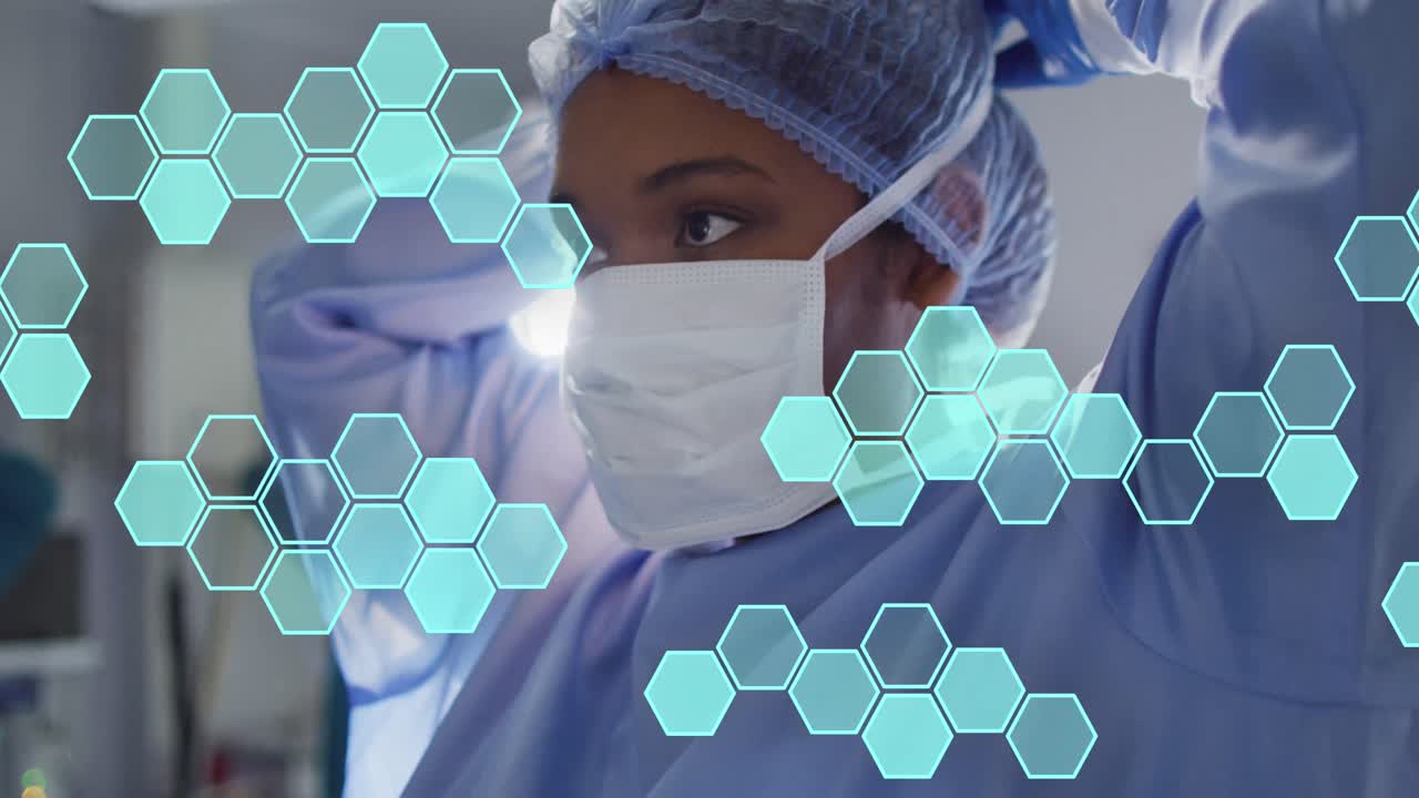 Animação de estruturas hexagonais processando dados sobre cirurgiã birracial amarrando máscara facial