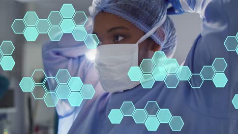 animación de estructuras hexagonales procesando datos sobre una cirujana biracial atando una máscara facial.