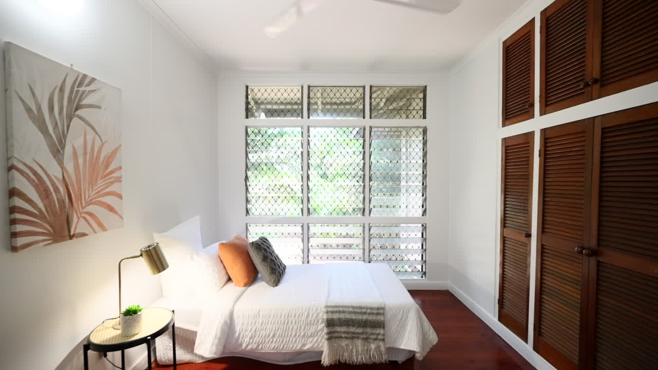 dolly entre el marco de la puerta a la casa moderna interior piso de madera propiedad elevada pequeño dormitorio y ventanas de celosía