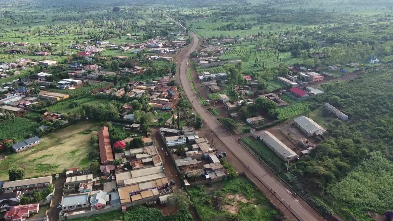 Luftfoto af den landlige by Illasit med frodigt grønt nær Kilimanjaro-bjerget ved grænsen mellem Kenya og Tanzania.