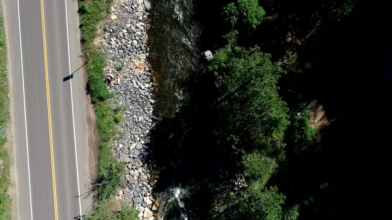 una toma de un dron de un giro completo sobre un río en movimiento a 60 fps a 4k