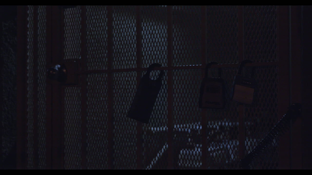 видео огражденных ворот с тремя замками, запертых на ночь возле мэрии лос-анджелеса