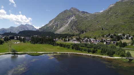 Movimiento-De-órbita-Aérea-Sobre-El-Lago-Silvaplana-Lago-Con-Vistas-Panorámicas-A-Las-Montañas-En-El-Fondo