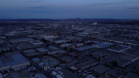 Luftaufnahme-Des-Innenstadtkerns-Von-Calgary-Vom-Südöstlichen-Industriegebiet-Aus