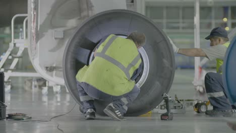 mantenimiento de las ruedas de los aviones