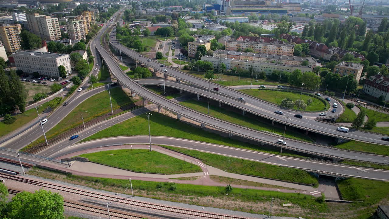 gdansk의 가 ⁇ 운 교통 흐름과 함께 고속도로의 공중 아크  ⁇