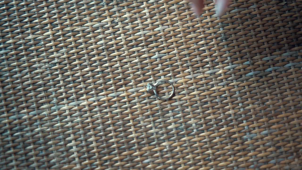 primer plano en cámara lenta de una novia sacando su anillo de bodas de una mesa