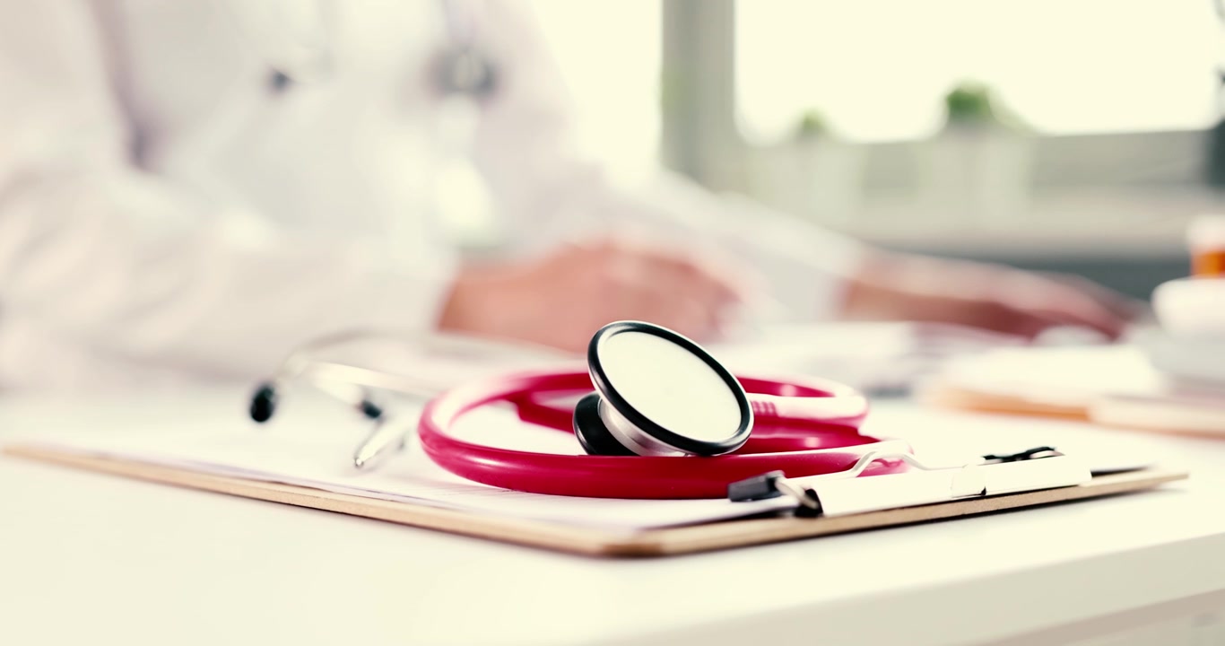 En sundhedsprofessionel med et stetoskop, der arbejder i en klinik for patienters sundhed